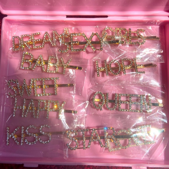 Gold hardware - Picture 1 of 2